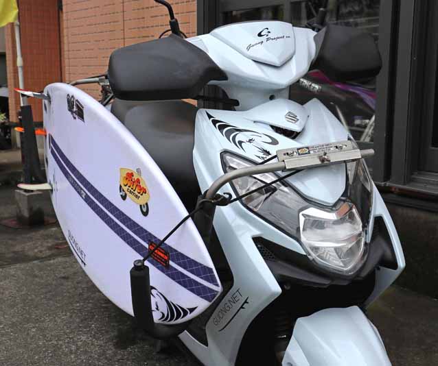 バイファ―キャリア搭載車 展示中!!この夏バイクでサーフィンへ | GUONG